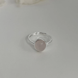 Détail de la pierre calcédoine rose ovale sur une bague ajustable en argent sterling 925