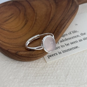 Gros plan sur bague en argent 925 avec calcédoine rose ovale et anneau ajustable