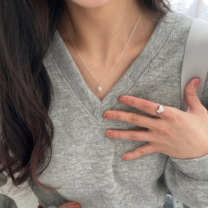 Detailed view of S925 silver hollow flower necklace and minimalist heart ring set