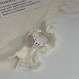 Détail d'une bague en argent S925 avec calcédoine rose ovale et gravure ajourée fine