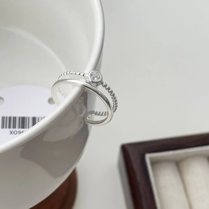 Detailansicht eines zweischichtigen Rings aus 925er Silber mit funkelndem Zirkon-Stein