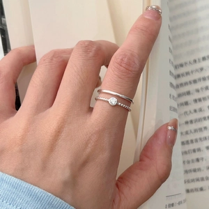Zweilagiger Ring aus S925 Sterlingsilber mit Zirkonia und minimalistischem offenem Band