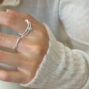Detail eines 925 Sterling Silber Doppelrings mit Zirkonia an der Hand einer Frau
