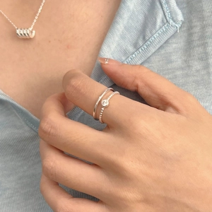 Detailansicht der 925er Sterling Silber Lagenringe mit Perlenstruktur und Zirkonstein