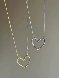 Detailaufnahme der S925 Silber Halsketten mit hohlem Herzanhänger in Gold und Silber