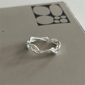 Detailed view of intertwined S925 sterling silver multi-layer twisted rope ring bands