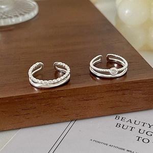 Nahaufnahme der S925 Sterling Silber Doppelring-Kombination mit Zirkonia auf Holzblock
