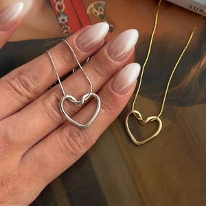 Detailansicht der minimalistischen S925 Silber und Gold gedrehten Herz Anhänger