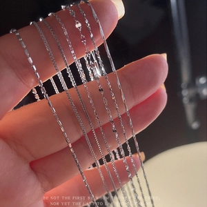 Detailaufnahme verschiedener Halsketten aus S925 Sterlingsilber wie Schlangen- und Boxketten
