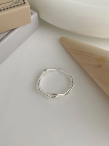 Detailed close-up of S925 sterling silver multi-layer twisted ring with beaded texture