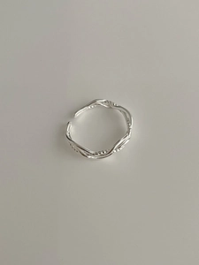 Detailed view of the S925 sterling silver multilayer twisted rope weave ring design