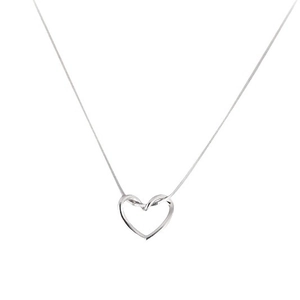 Minimalistische S925 Sterling Silber Herzkette mit gedrehtem hohlem Design auf weißem Hintergrund