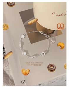 Détail du bracelet en argent S925 avec charms pâtisseries et gaufres pour femme