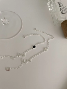 Vue détaillée du bracelet Figaro en argent S925 avec onyx noir et pierre blanche
