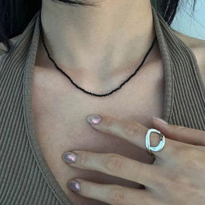 Retro black spinel beaded choker necklace and irregular silver geometric ring on model