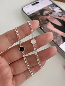 Détail de chaînes Figaro en argent 925 avec onyx noir et pierres rondes d'opale