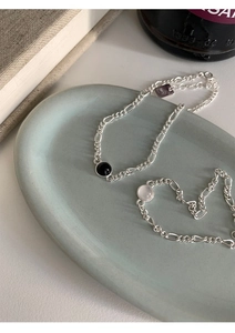 Gros plan de bracelets en argent sterling S925 avec agate noire et calcédoine blanche