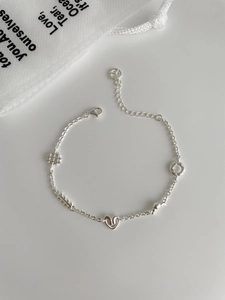 Détail du bracelet en argent sterling S925 avec pendentifs bretzels et desserts