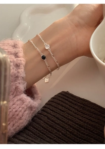 Détail de bracelets en argent S925 avec pendentifs en agate noire et pierre œil de chat