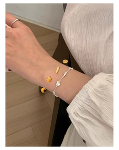 Gros plan détaillé du bracelet breloque cœur en argent sterling S925 pour femmes