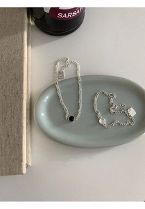 Détail de bracelets gourmette Figaro en argent S925 avec pierres d'onyx noir naturel