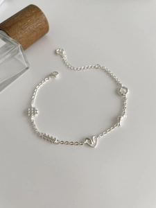 Détail du bracelet en argent S925 avec divers pendentifs breloques et fermoir mousqueton