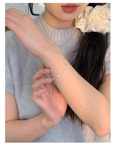 Vue détaillée du bracelet en argent S925 avec pendentifs cœur portés au poignet
