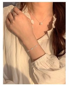 Vue détaillée du coffret bijoux en argent S925 avec bracelet coeur et collier délicat