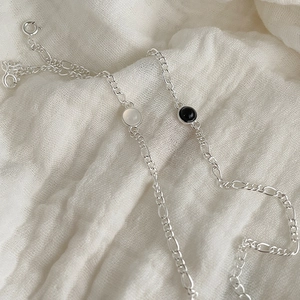 Bracelet Figaro élégant en argent S925 avec pierres d'agate noires et blanches serties