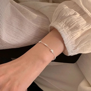 Bracelet raffiné en argent sterling S925 avec breloques cœur porté par un mannequin