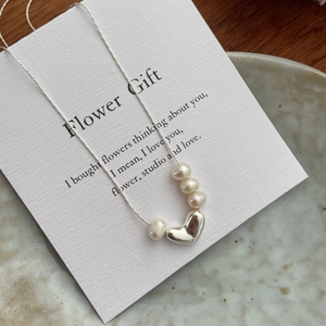 Minimalist S925 silver necklace with heart pendant and four white freshwater pearls