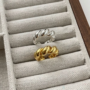 Polierte S925 Sterling Silber Croissant Ringe in Gold und Silber in einer Schmuckbox