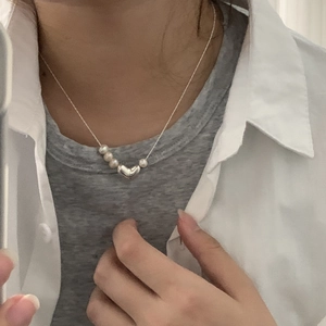 Irregular heart and freshwater pearl S925 silver necklace on model neck