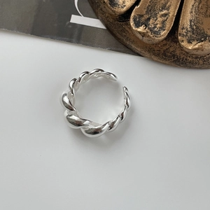 Detailansicht des Croissant-Rings aus S925-Sterlingsilber mit Webstruktur und offenem Design