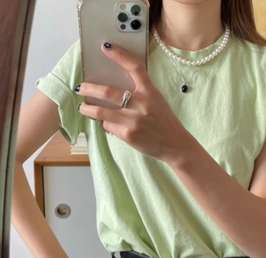 Chic 925 silver pearl necklace and black oval pendant shown in a stylish mirror selfie
