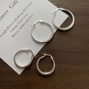 S925 Sterling Silber Creolen in zwei Größen auf einer Holzoberfläche präsentiert