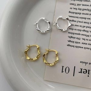 Orecchini a cerchio in argento S925 con design liquido irregolare nelle varianti oro e argento