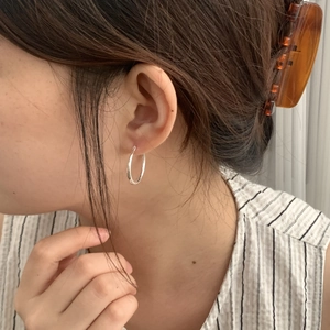 Klassische S925 Sterlingsilber polierte Creolen für Damen, am Model-Ohr gezeigt
