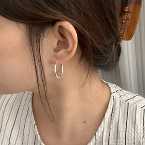 Nahaufnahme der minimalistischen S925 Silber-Creole am Model für den Alltag