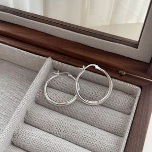 Detailansicht der S925 Sterling Silber Minimalist Creolen mit authentischem Stempel