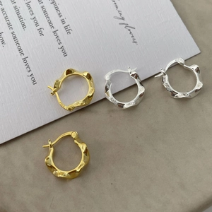 Orecchini a cerchio irregolari in argento sterling S925 in finitura oro e argento