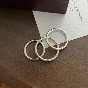 Ensemble de trois bagues minimalistes en argent sterling S925 sur bois sombre