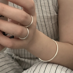 Ensemble de bagues et bracelet mince en argent sterling S925 portés par un mannequin