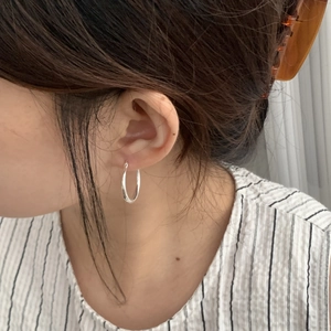 Minimalistische S925 Silber Creolen am Ohrläppchen für einen stilvollen Alltagslook