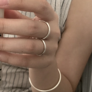 Parure de bijoux minimaliste en argent 925 avec bagues fines et un jonc lisse assorti