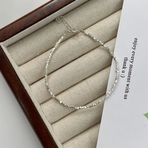 Détail macro du bracelet pépites en argent sterling S925 avec fermoir mousqueton réglable