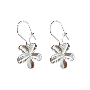 Minimalistische S925 sterling zilveren bloemoorbellen met gepolijste metalen blaadjes