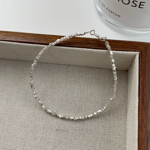 Gros plan détaillé du bracelet en argent sterling S925 avec perles et fermoir à ressort