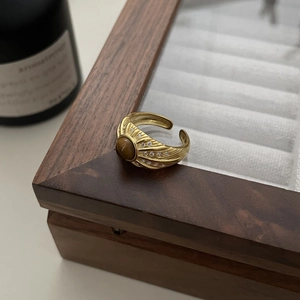 Gros plan d'une bague vintage en argent avec œil de tigre brun et détails en zircon