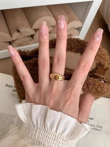 Vue détaillée d'une bague vintage en or avec pierre œil de tigre et texture radiale